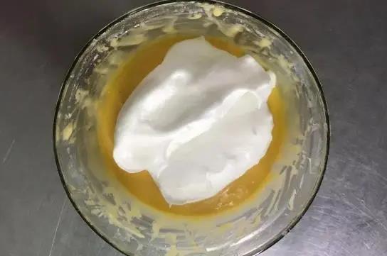 分点蛋白到蛋黄糊搅拌均匀